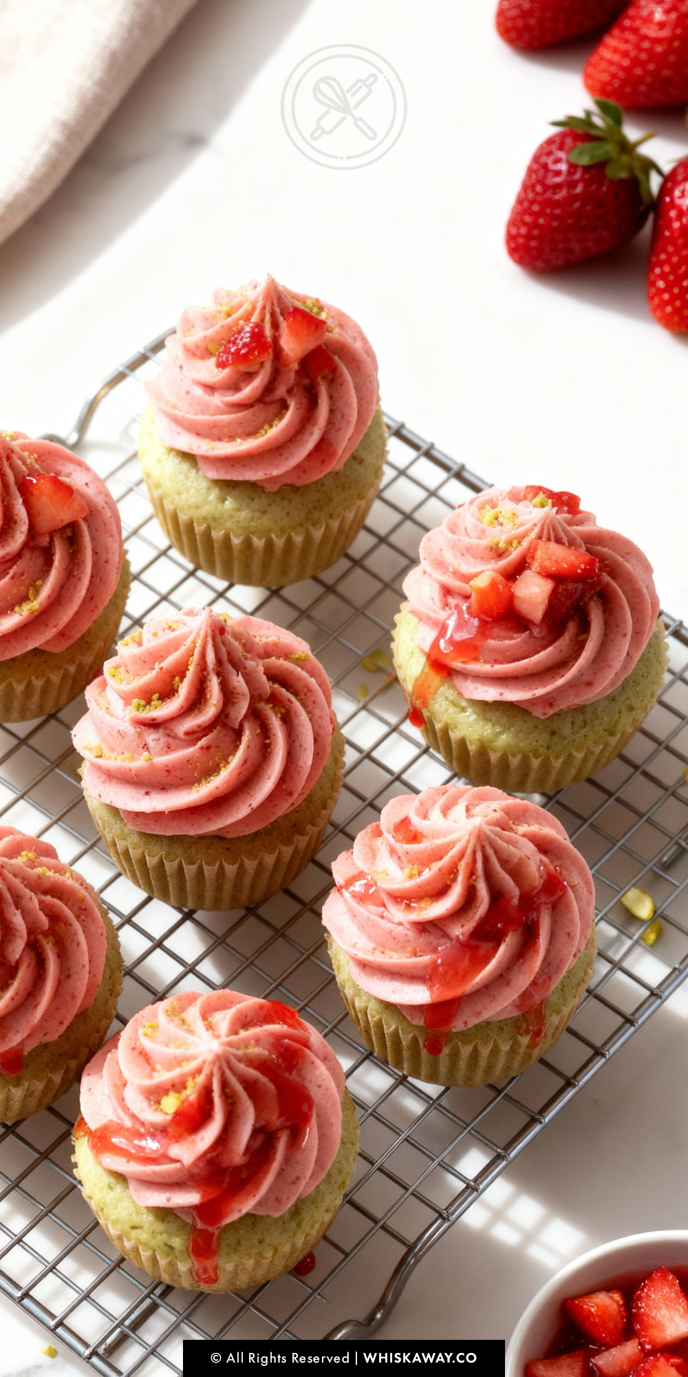 pistachio-strawberry-cupcake_01