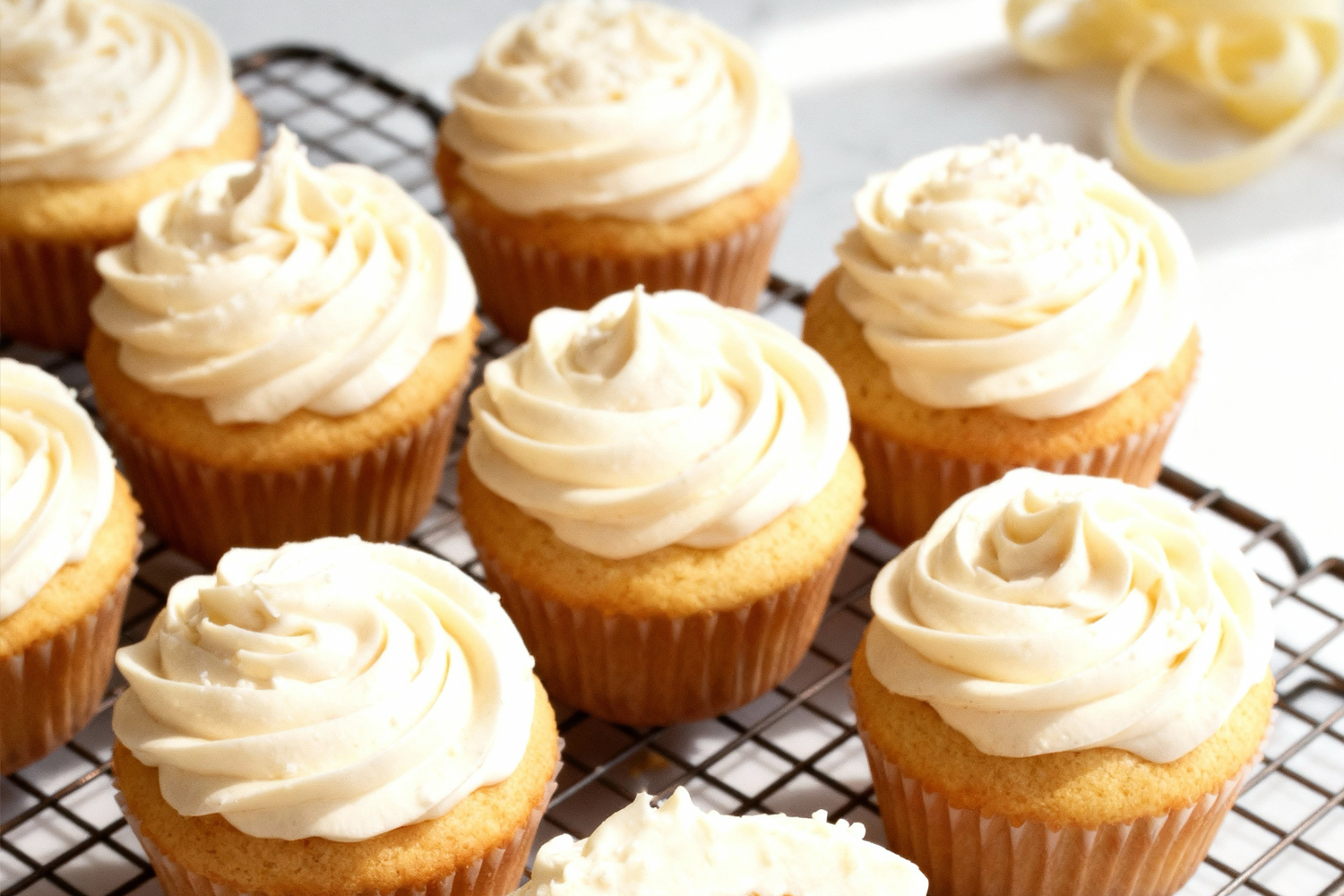 white-chocolate-cupcakes-featured-image